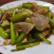 白玉木耳炒西芹（白玉木耳、西芹、蒜、干红辣椒）