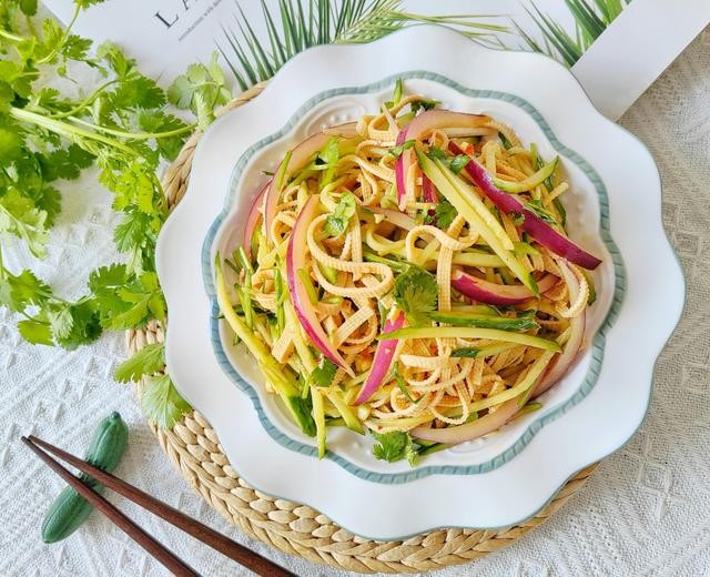 凉拌三丝(黄瓜，豆腐皮，洋葱，香菜)
