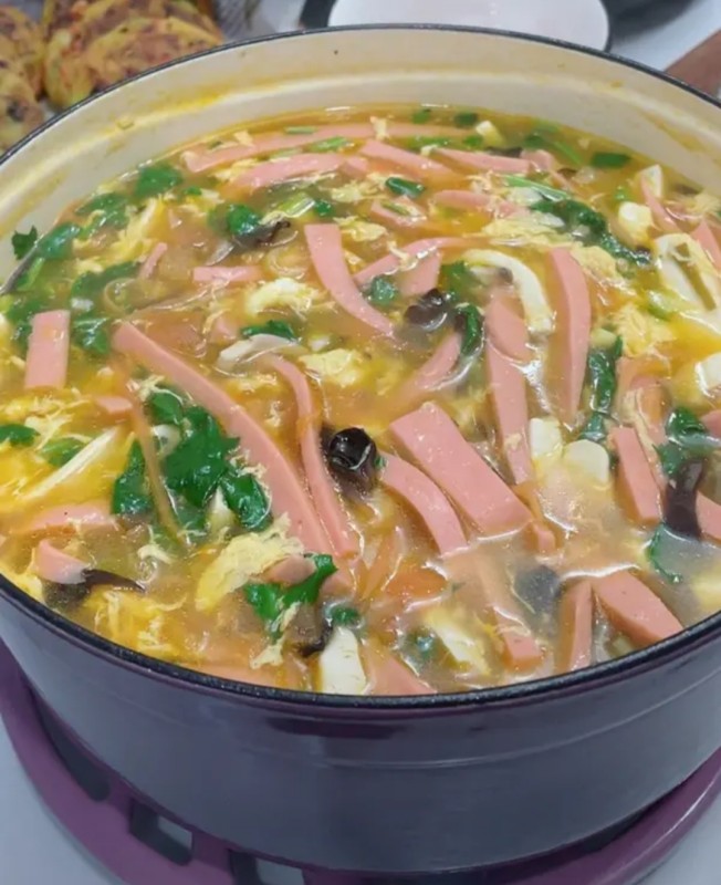 酸辣汤(鸡蛋，火腿，木耳，西红柿，香菜，嫩豆腐)